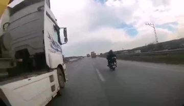 Şile otoyolunda motosikletli, hafriyat kamyonunun altında kalmaktan kıl payı kurtuldu
