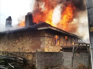 Simav’da ahşap ev yangını
