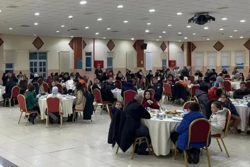 Simav’da depremzedeler iftar yemeğinde bir araya geldi
