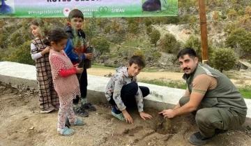 Simav’da okul ve cami bahçesine fidan dikimi
