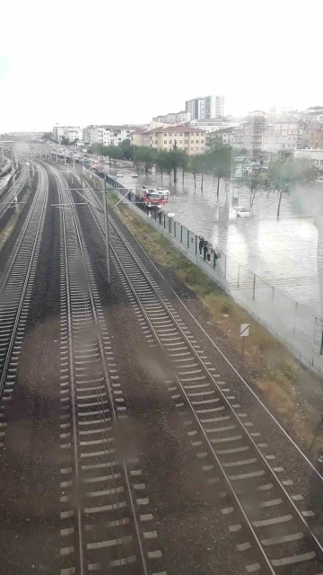 Sincan’da sağanak yolları göle çevirdi
