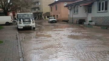 Sındırgı merkezde yağmur, ulus dağında nisan karı etkili oldu
