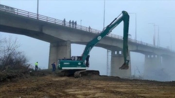 Sınır kapıları arasındaki köprünün ayakları Türk ve Yunan ekiplerin çalışmasıyla temizlendi