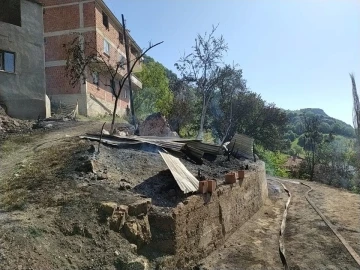 Sinop’ta 2 ev, 2 ambar ve 1 çatı alevlere teslim oldu
