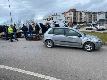 Sinop’ta otomobille çarpışan motosiklet sürücüsü yaralandı