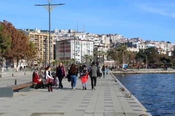 Sinop’ta vatandaşlar sıcak havayı sahilde değerlendirdi
