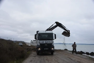 Sinop’ta yer altına taşan su yolu kaydırdı, ulaşım kesildi
