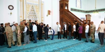 Şırnak protokolü vatandaşlar ile Ulu Camide bayramlaştı
