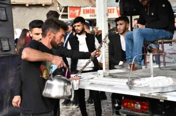 Şırnak’ta düğünlerin çaycısı tek başına binlerce kişiye servis yapıyor
