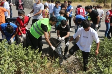 Şırnak’ta gönüllüler birleşip çevre temizliği yaptı
