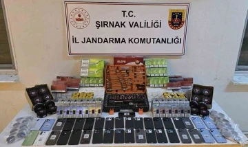 Şırnak’ta jandarma ekipleri 12 araçta gümrük kaçağı malzeme ele geçirdi
