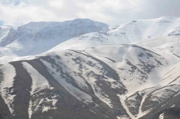 Şırnak’ta zirvelerdeki kar erimeye başladı
