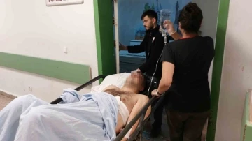 Sırtına saplanan bıçağı çıkarıp ambulansı aradı
