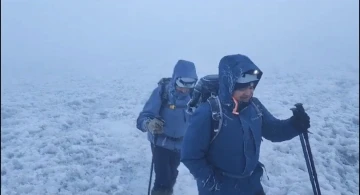 Sis ve fırtına tırmanışa engel olmadı, Ağrı Dağı’nın zirvesi dağcıları ağırladı
