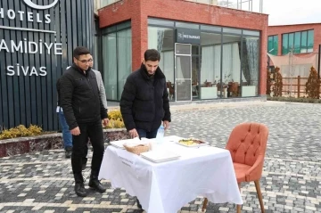 Şişe fırlatma akımına katıldılar, Sivas köftesi için yarıştılar
