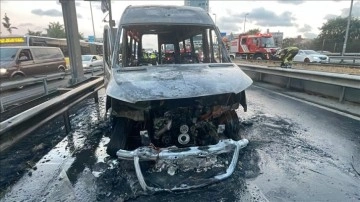 Şişli'de seyir halindeyken alev alan servis minibüsü yandı