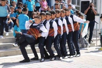 Sivas’ta öğrenciler davul, zurna ve halayla dersbaşı yaptı
