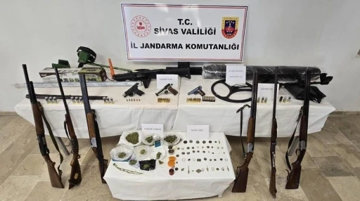 Sivas’ta uyuşturucu tacirlerine jandarma operasyonu: 4 kişi tutuklandı
