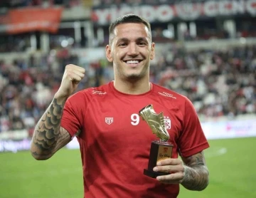 Sivasspor’un golcüsü Rey Manaj’a plaket
