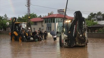 Sivas'ta sağanak su baskınlarına neden oldu