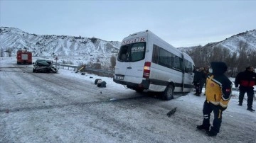 Yolcu minibüsü ile hafif ticari araç çarpıştı: 16 kişi yaralandı