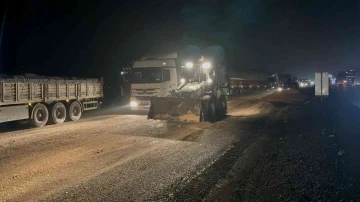 Tır devrildi, yol 3 saat ulaşıma kapandı