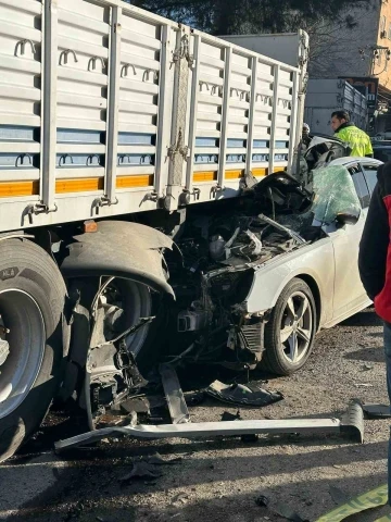 Siverek’te park halindeki tıra otomobil çarptı: 1 ölü
