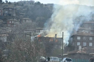 Sobadan çıkan yangında evde bulunan tüpler patladı, köyü korku sardı
