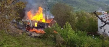 Sobadan çıktığı tahmin edilen yangında bir ev kullanılamaz hale geldi
