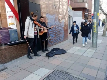 Soğuk hava genç müzisyenlere engel olmadı
