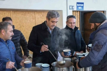 Soğuk havada pazarcı esnafının içini ısıttı
