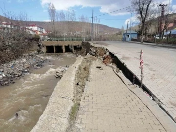 Solhan’da yağışlar nedeniyle dere yatağındaki istinat duvarı çöktü
