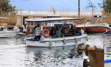 Su ve kuş sesi eşliğinde Kadın Azmağı’nda tekne turu
