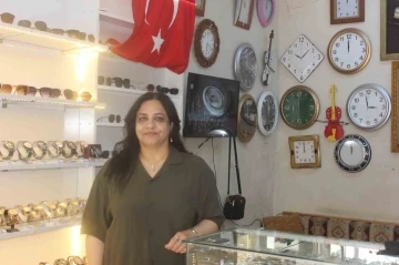 Şükran Usta, 15 yıldır saat tamirciliği yapıyor
