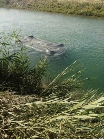 Sulama kanalına düşen otomobilden 3 erkek cesedi çıktı