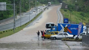 Sular altında kalan karayolu kapandı, işyerlerini su bastı
