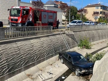 Sultanbeyli’de ehliyetsiz sürücü kanala uçtu
