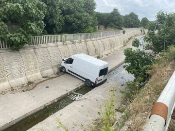 Sultanbeyli’de park halindeki kamyonet dereye düştü
