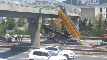 Sultanbeyli'de kamyonun damperinin üst geçide çarpması sonucu trafik yoğunluğu oluştu