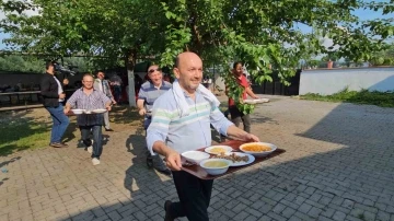 Sünnet cemiyetinde müdürler yemek servisi yaptı
