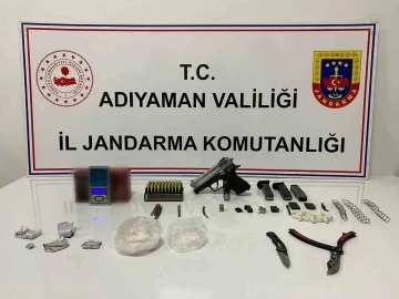 Şüphelinin aracından uyuşturucu ve evinden silah çıktı
