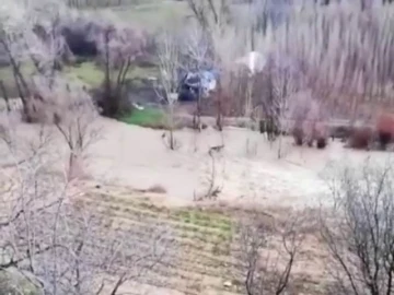 Tağar çayı taştı, tarım arazileri ve bağ evleri zarar gördü
