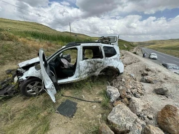 Takla atan araç 3 metrelik istinat duvarının üzerine çıktı: 3 yaralı
