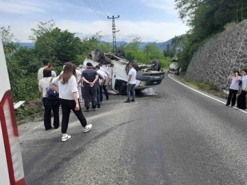 Takla atan mobilya yüklü kamyonetten yara almadan kurtuldular
