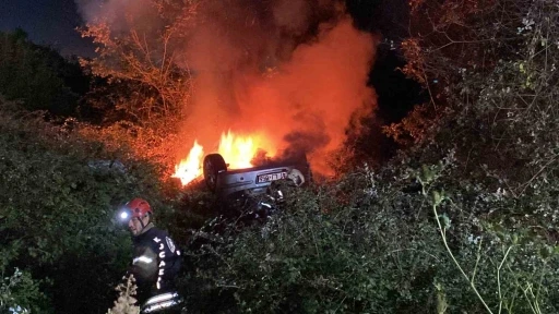 Takla atan otomobil alev alev yandı, pencereden çıkarak kurtuldular
