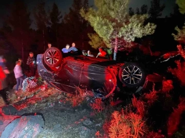 Takla atan otomobilin cam tavanından fırlayan sürücü ağır yaralandı
