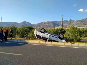 Takla atarak ters dönen otomobilden burunları kanamadan çıktılar
