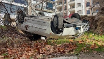 Takla atıp bahçeye düşen otomobilden burnu kanamadan kurtuldu