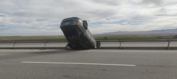 Takla atıp refüje giren otomobilde 2 kişi yaralandı
