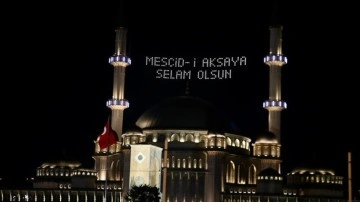 Taksim Camisi'ne ''Mescid-i Aksa'ya selam olsun'' mahyası asıldı